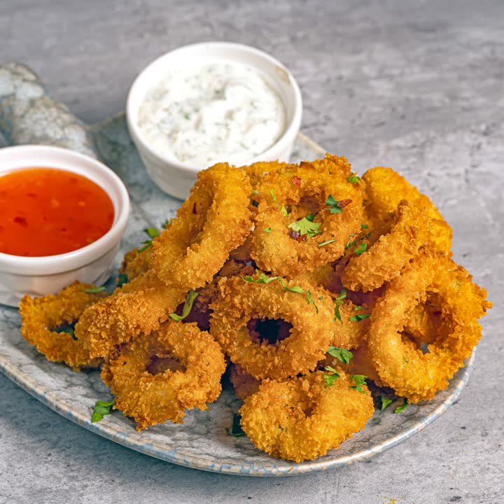 Calamares fritos con salsas para mojar