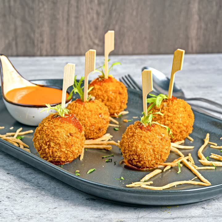 Croquetas caseras doradas con salsa
