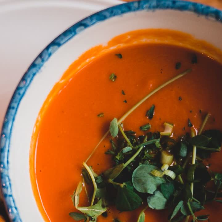 Cuenco de salmorejo con hierbas frescas